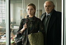 Mavi (Flora Li Thiemann) vertraut dem Anwalt Borchert (Christian Kohlund) in einer Szene aus &laquo;Borchert und die dunklen Schatten&raquo;. - Roland Suso Richter/ARD Degeto/Graf Film/Mia Film/dpa