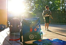 Schulkind und mehrere Schulranzen - Oliver Berg/dpa/dpa-tmn