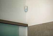 Ein Bewegungsmelder in einem Flur - Laura Ludwig/dpa-tmn