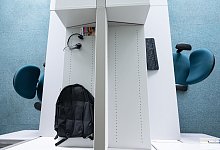 Leere Schreibtische in einem Gro&szlig;raumb&uuml;ro - Sebastian Kahnert/dpa/dpa-tmn