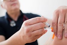 Impfung bei Kindern - Foto: Julian Stratenschulte/Illustration/dpa