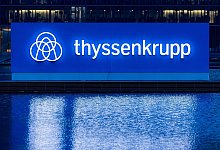 Ein Schild mit dem Schriftzug und dem Logo des Stahlkonzerns steht an der Konzernzentrale. - Rolf Vennenbernd/dpa/Archivbild