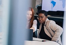 Zwei Frauen arbeiten zusammen an einem PC - Zacharie Scheurer/dpa-tmn