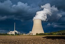 Wasserdampf steigt aus dem K&uuml;hlturm des Atomkraftwerks Isar 2. - Armin Weigel/dpa