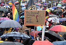 Demo gegen rechts - Krefeld - Roberto Pfeil/dpa