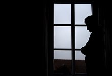 Ein Mann steht am Fenster seiner Wohnung - Sina Schuldt/dpa/dpa-tmn