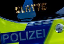 Das Wort &laquo;Gl&auml;tte&raquo; steht auf einem Polizeifahrzeug - Rolf Vennenbernd/dpa