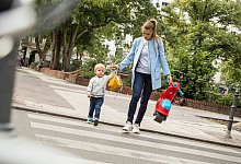 Frau geht mit ihrem Kind über eine Straße - Christin Klose/dpa-tmn