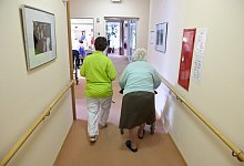 Pflegekr&auml;fte in der Altenpflege - Foto: Tobias Kleinschmidt/dpa