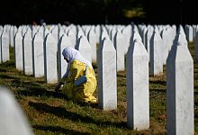 Nach dem Massaker von Srebrenica - Darko Bandic/AP/dpa