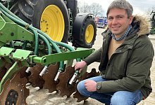 Schafmeister mit Scheibenegge - 1 - Till Brand