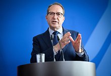 Dobrindt bringt Migrationsgesetze ins Kabinett - Bernd von Jutrczenka/dpa