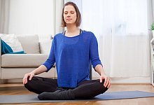 Frau beim Yoga-Training - Foto: Christin Klose/dpa-tmn