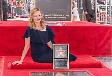 Schauspielerin Laura Linney posiert mit ihrem Stern in Hollywood. - Damian Dovarganes/AP/dpa