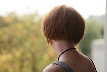 Judith Kaloga genie&szlig;t wieder den Blick von ihrem Balkon. Noch vor kurzem rang sie nach einer Legionellen-Erkrankung mit dem Tod. - Stefan Becker