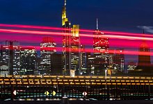 Lichtspuren vor der Skyline Frankfurt/Main - Frank Rumpenhorst/dpa/dpa-tmn