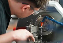 Ein Auszubildender arbeitet an einer Drehmaschine - Marcus Brandt/dpa/dpa-tmn