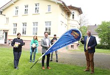 &Uuml;ber das diesj&auml;hrige Ferien(s)pass-Angebot freuen sich Jugentreffleiterin Ivona Lokaj (v. l), Sozialamtsmitarbeiterin Monika M&ouml;nnekes, Samtgemeindeb&uuml;rgermeister Timo Wenkel, Jugendtreffleiter Peter Kamischke-Funk und B&uuml;rgermeister Daniel Hartmann. - Burkhard Battran