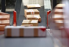 Pakete sind in einer Zustellbasis zu sehen - Rainer Jensen/dpa-tmn