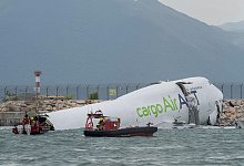 Jumbo-Jet rutscht über Landebahn in Hongkong - Chan Long Hei/AP/dpa