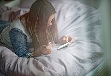 Eine Frau steuert den Ovularing über die App - Zacharie Scheurer/dpa-tmn