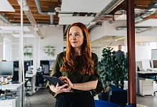 Eine Frau arbeitet mit einem tablet im Büro - Zacharie Scheurer/dpa-tmn