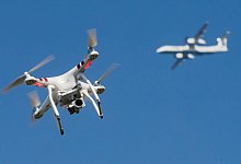 Drohne und Flugzeug - Julian Stratenschulte/dpa