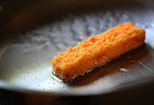 Fischst&auml;bchen in einer Pfanne - Foto: Karl-Josef Hildenbrand/dpa/dpa-tmn
