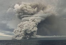 &Uuml;ber dem Vulkan Hunga Ha\\\'apai in Tonga steigt eine gro&szlig;e Asche-, Dampf- und Gaswolke bis in eine H&ouml;he von 18-20 km &uuml;ber dem Meeresspiegel auf. - Tonga Geological Services/ZUMA Press Wire Service/dpa