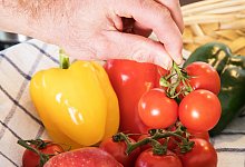 Paprika und Tomaten - Foto: Christin Klose/dpa-tmn