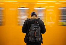 Eine Person vor einer U-Bahn - Arne Immanuel Bänsch/dpa/dpa-tmn