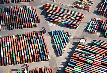 Ein Containerterminal im Hamburger Hafen. - Daniel Reinhardt/dpa