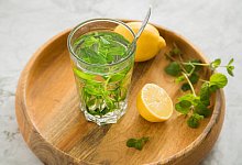 Ein Tablett mit einem Glas Minztee und Zitronen. - Christin Klose/dpa-tmn