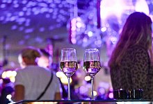 Zwei Gläser stehen unbeaufsichtigt auf einem Tisch im Club - Jens Kalaene/dpa/dpa-tmn