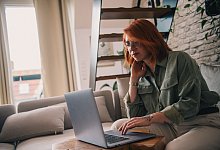 Eine Frau nutzt einen Laptop - Zacharie Scheurer/dpa-tmn