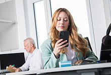 Zwei Kollegen arbeiten in einem Büro - Christin Klose/dpa-tmn