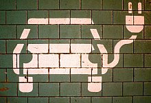 Ladesäule für Elektroautos an einem Einkaufszentrum - Julian Stratenschulte/dpa