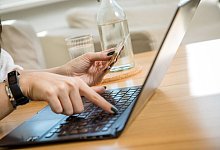 Eine Person am Notebook - Christin Klose/dpa-tmn