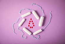 Sechs Tampons liegen im Kreis - Christin Klose/dpa-tmn/dpa