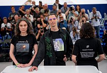 Darya Bassel (l), Maksym Nakonechnyi (M) und Yelizaveta Smith (r) auf dem roten Teppich in Cannes. - Daniel Cole/AP/dpa