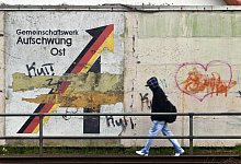 An einer Schallschutzwand prangt der Schriftzug "Gemeinschaftswerk Aufschwung Ost". - picture alliance/dpa