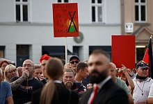 Zuschauer protestieren w&auml;hrend der Rede von Bundeskanzler Olaf Scholz bei einer Dialogveranstaltung B&uuml;rgern in Neuruppin. - Carsten Koall/dpa