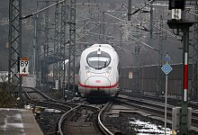 Ein ICE auf der Strecke - Federico Gambarini/dpa