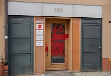 Unbekannte haben die Glast&uuml;r des B&uuml;ros der Deutsch-Israelischen Gesellschaft mit dem Schriftzug &laquo;40 Jahre Massaker&raquo; beschmiert. - Paul Zinken/dpa