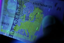 Euroscheine unter Schwarzlicht - Daniel Reinhardt/dpa