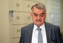 Herbert Reul geht durch den Landtag zum Hauptausschuss. - Federico Gambarini/dpa
