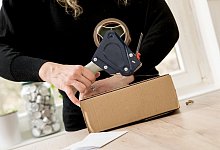 Gebrauchtes im Internet verkaufen - Foto: Christin Klose/dpa-tmn