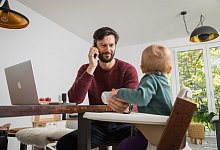 Ein Vater sitzt mit seinem Sohn vor einem Laptop - Christin Klose/dpa-tmn/dpa