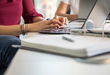 Eine Frau arbeitet am Laptop - Foto: Christin Klose/dpa-tmn
