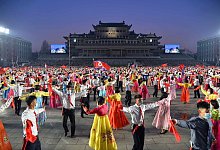 Menschen tanzen bei Feierlichkeiten zum &laquo;Tag der Sonne&raquo; auf dem Kim-Il-Sung-Platz in Pj&ouml;ngjang. - -/Kyodo News/AP/dpa